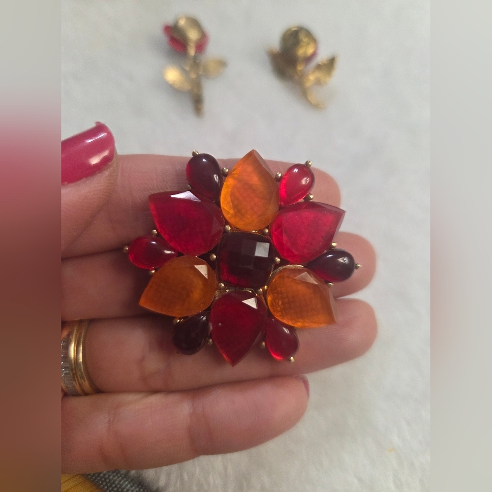 Brooch Set of 2 + 1 Push Pin | Floral Red and Gold - Picture 3 of 5